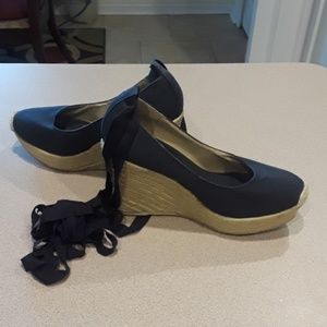 Blue string up wedges